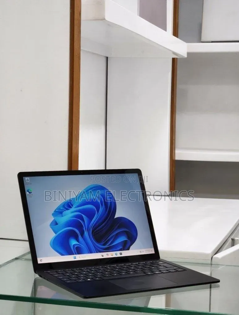 New Laptop Microsoft Surface 16GB Intel Core i7 SSD 512GB