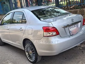 Toyota Yaris 2010 Silver