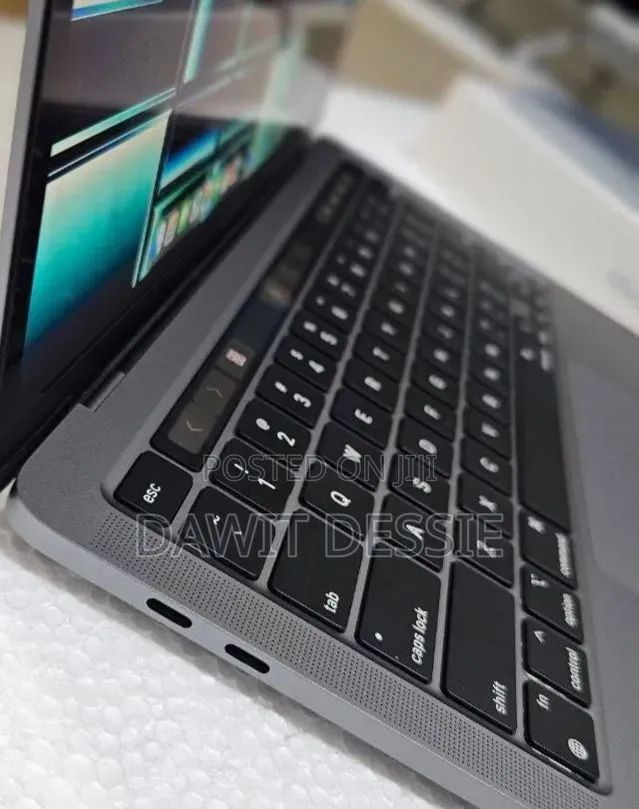 New Laptop Apple MacBook Pro 2022 M2 8GB Apple M2 SSD 256GB