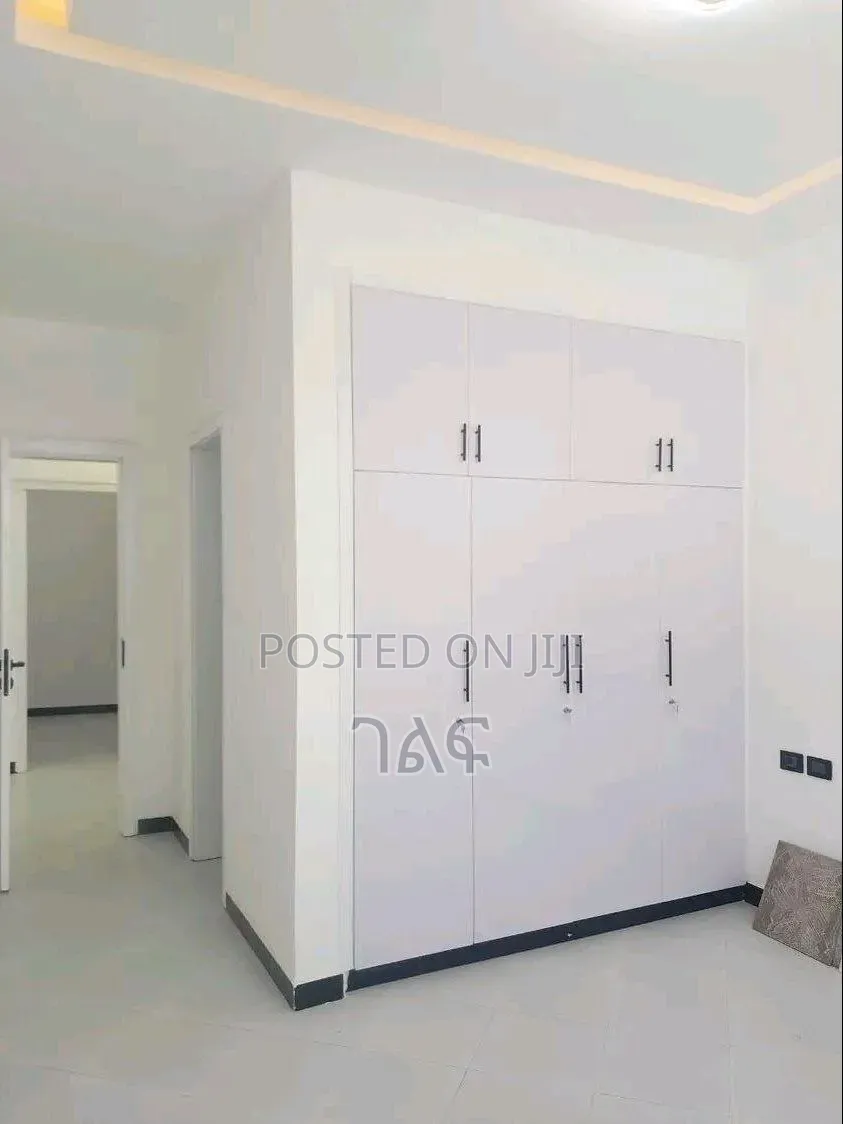 3bdrm Villa in 170 ካሬ አያት ዞን ውስጥ, Bole for sale