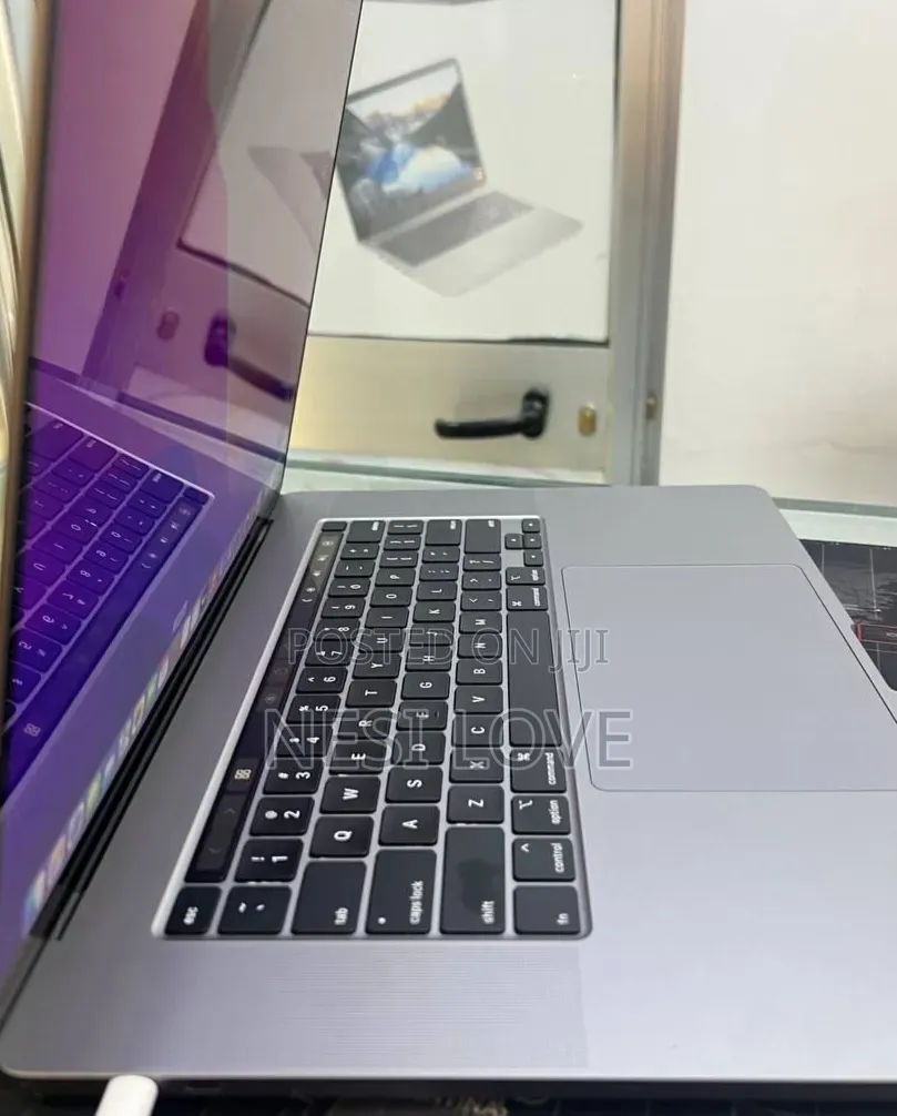 New Laptop Apple MacBook Pro 2019 32GB Intel Core i9 SSD 512GB