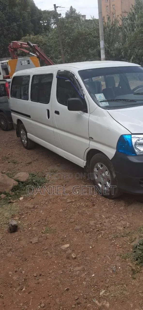 Toyota HiAce 2010 White