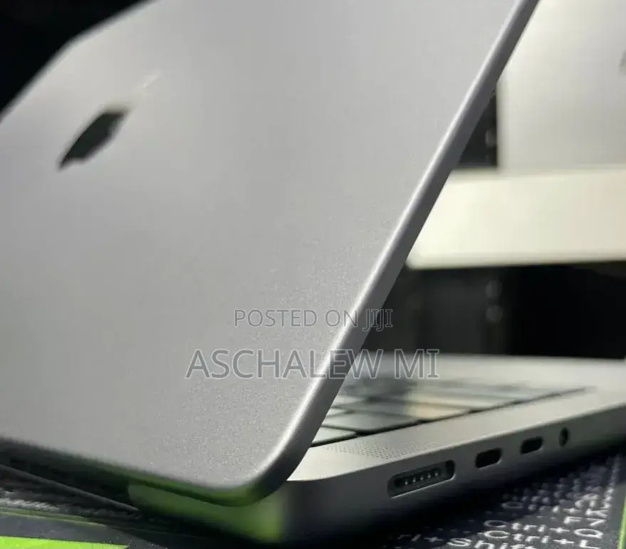 New Laptop Apple MacBook Pro 2023 M3 14-inch 8GB Apple M3 Pro SSD 512GB