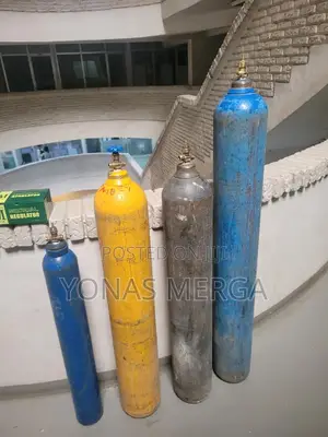100% Pure O2胎弩high-Pressure Oxygen Gas Cylinders in Medical Facility.