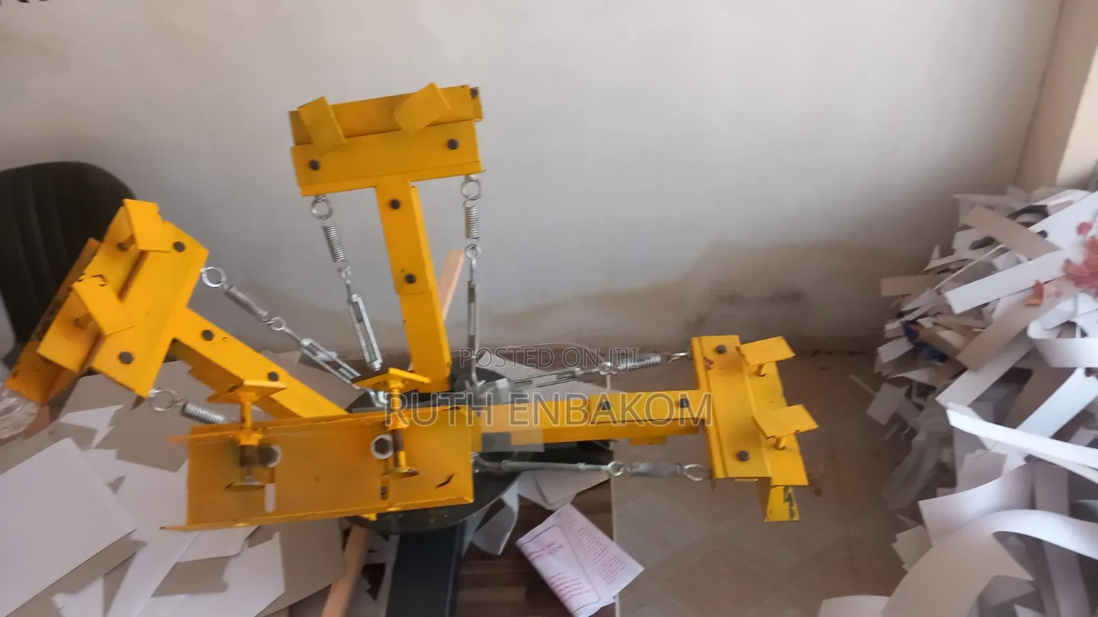 Packaging Machine With Cutters And Silk Screen
