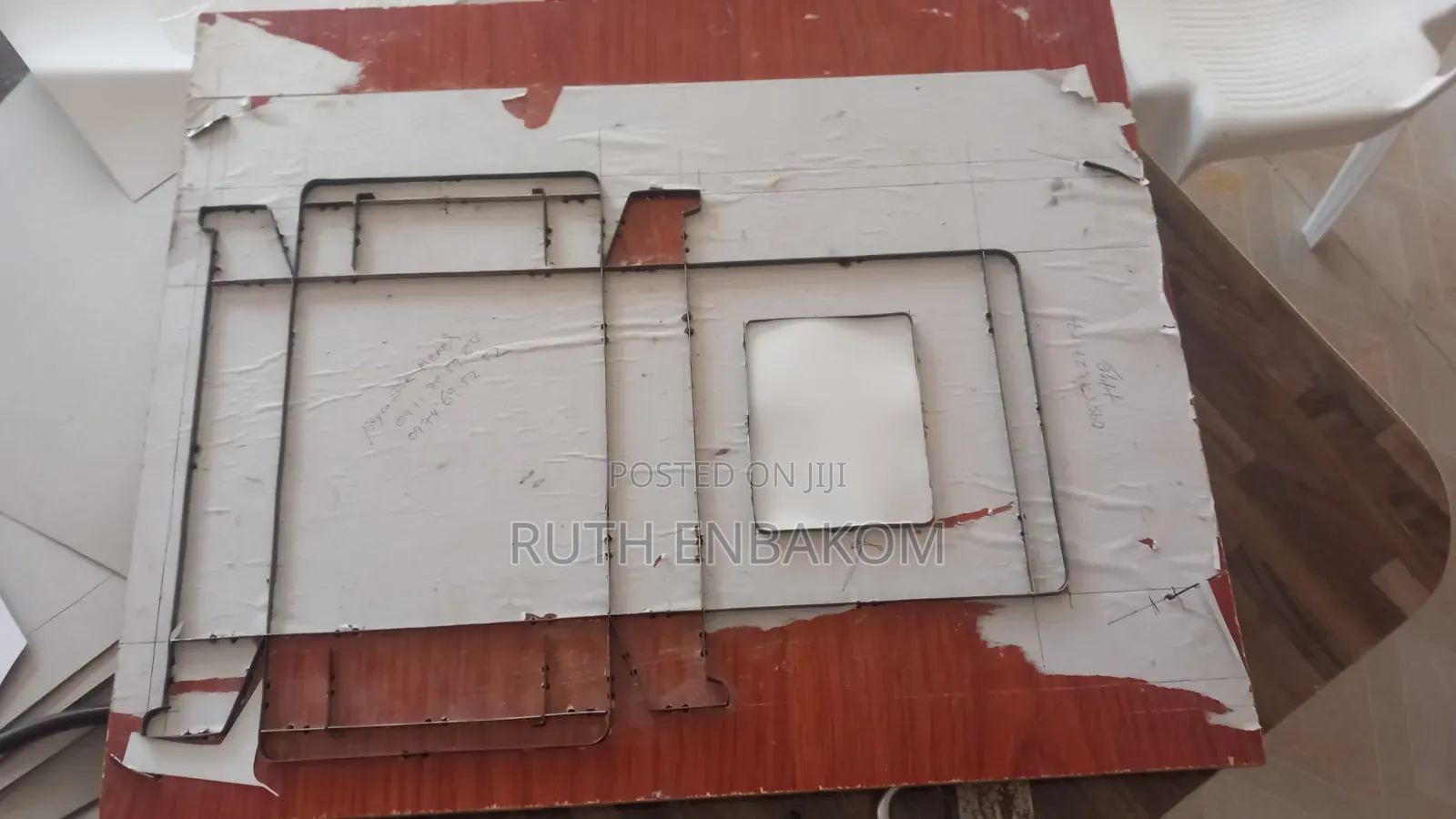 Packaging Machine With Cutters And Silk Screen