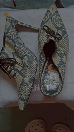 Elegant Pointed-Toe Snakeskin Heels (Size 8)