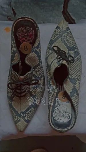 Elegant Pointed-Toe Snakeskin Heels (Size 8)