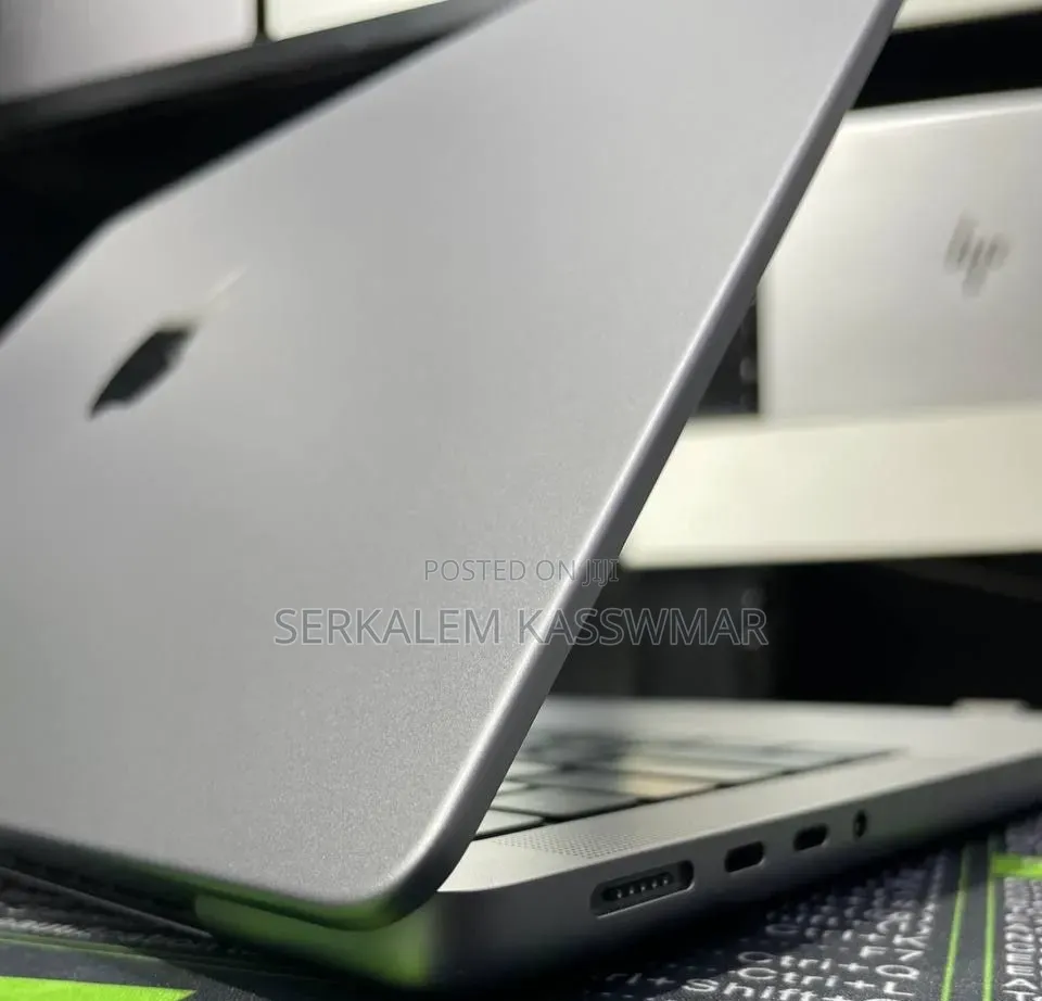New Laptop Apple MacBook Pro 8GB Apple M3 SSD 512GB