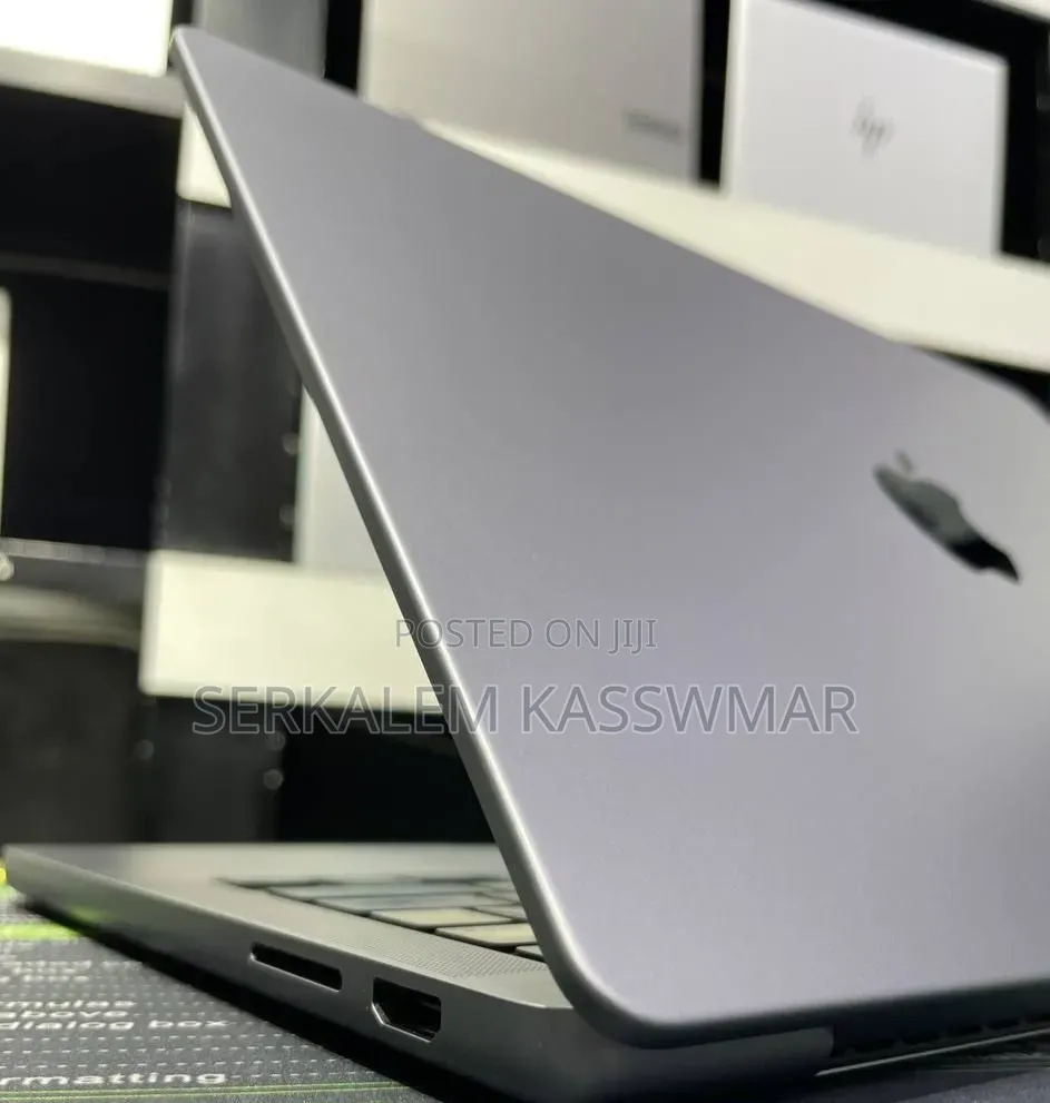 New Laptop Apple MacBook Pro 8GB Apple M3 SSD 512GB