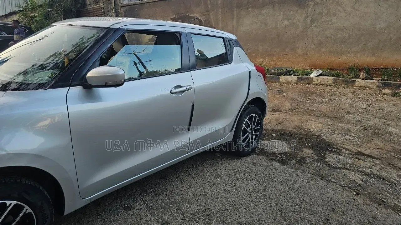 Suzuki Swift 2022 Silver