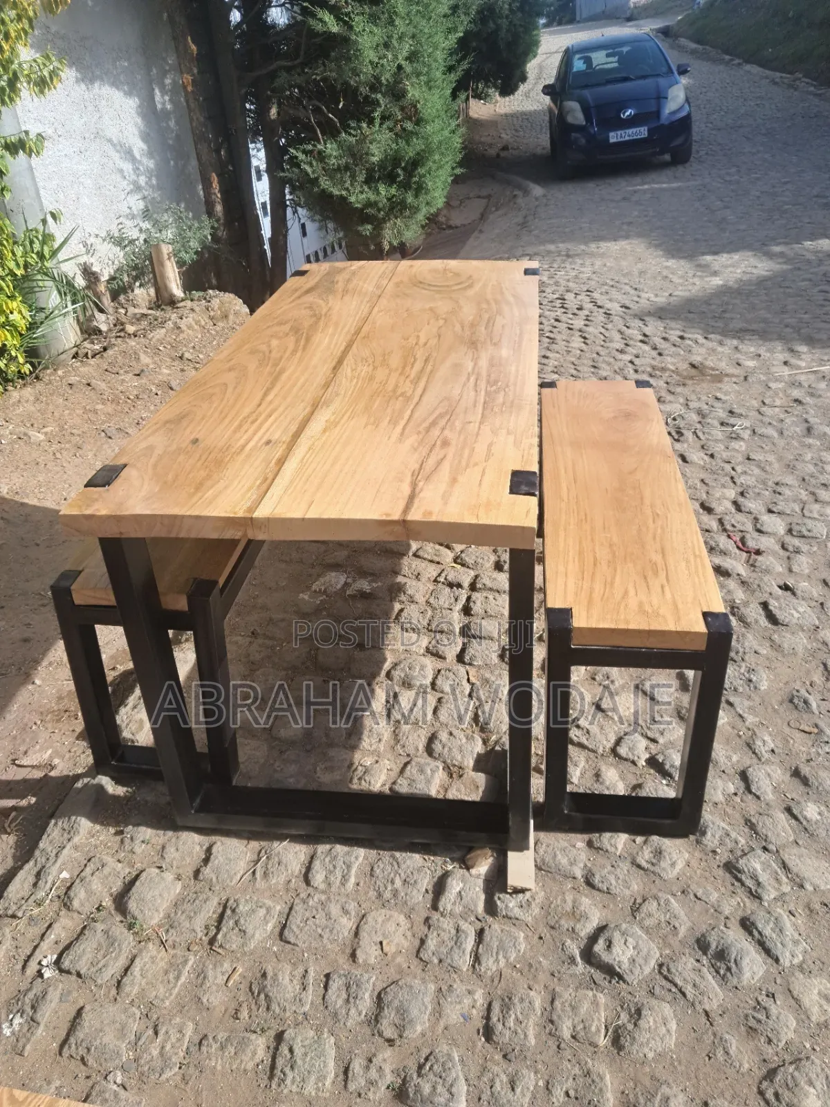 ከብረት እና ከዋንዛ የሚሰራ Dining Table