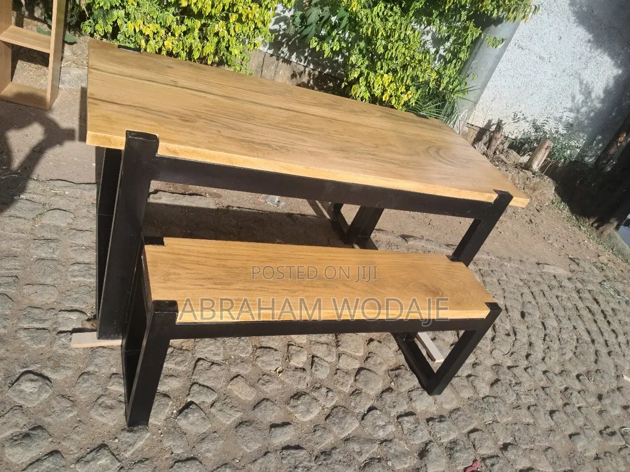 ከብረት እና ከዋንዛ የሚሰራ Dining Table