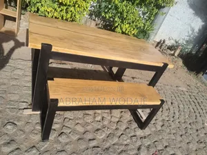 ከብረት እና ከዋንዛ የሚሰራ Dining Table