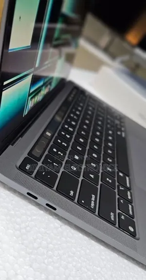 New Laptop Apple MacBook Pro 2022 M2 8GB Apple M2 SSD 256GB