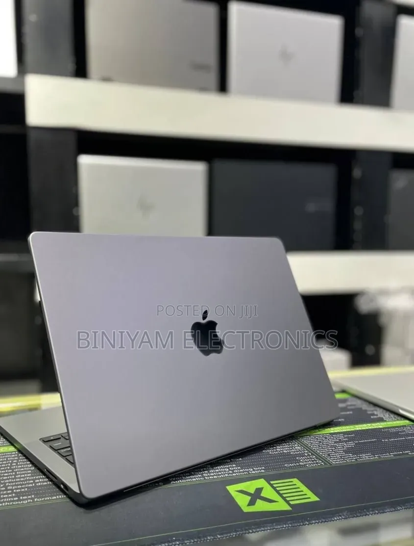 New Laptop Apple MacBook Pro 8GB Apple M3 SSD 512GB