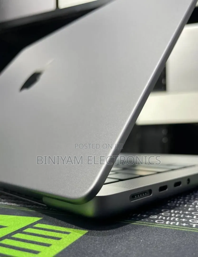 New Laptop Apple MacBook Pro 8GB Apple M3 SSD 512GB