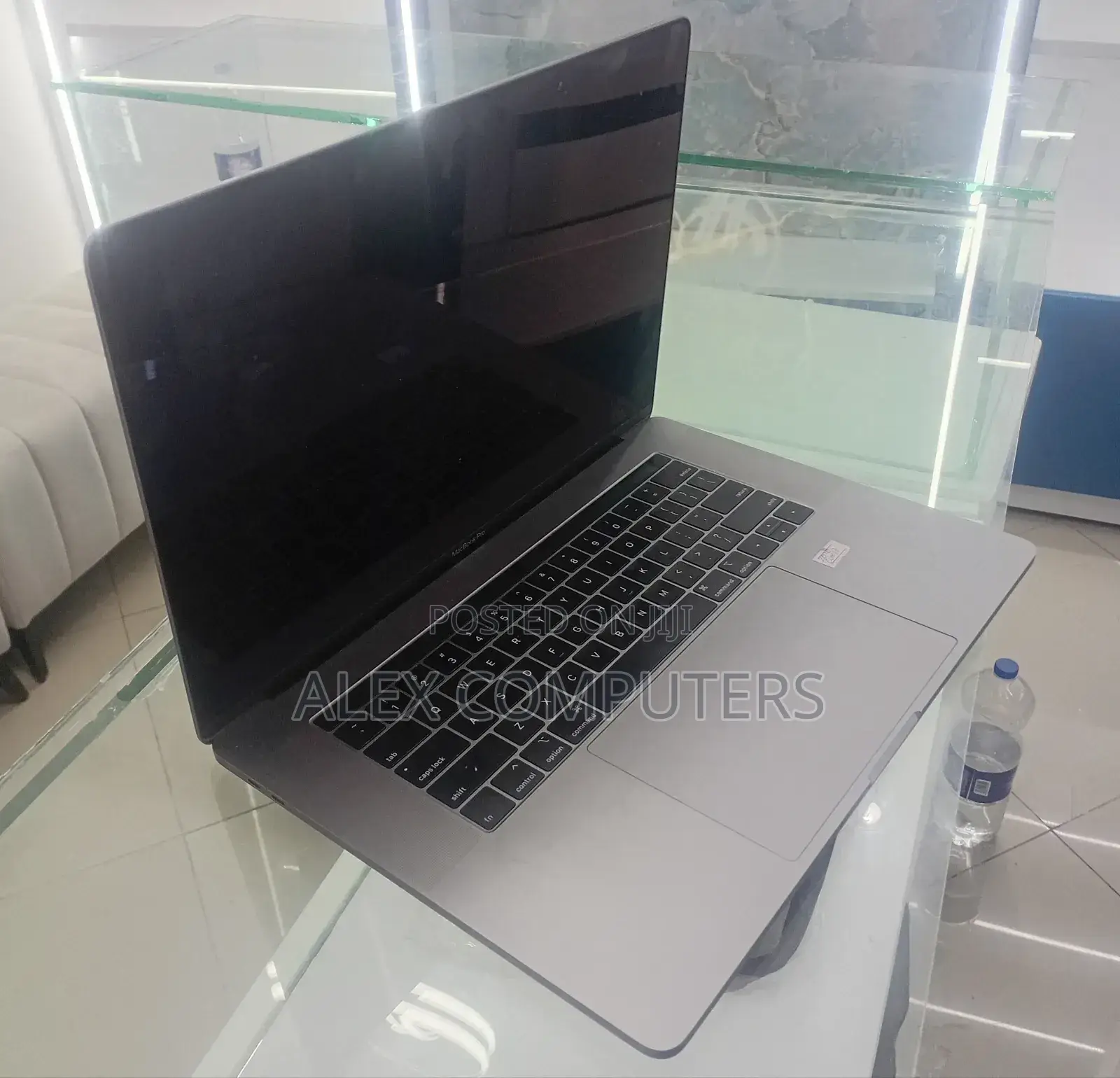 New Laptop Apple MacBook Pro 2018 16GB Intel Core i7 SSD 512GB