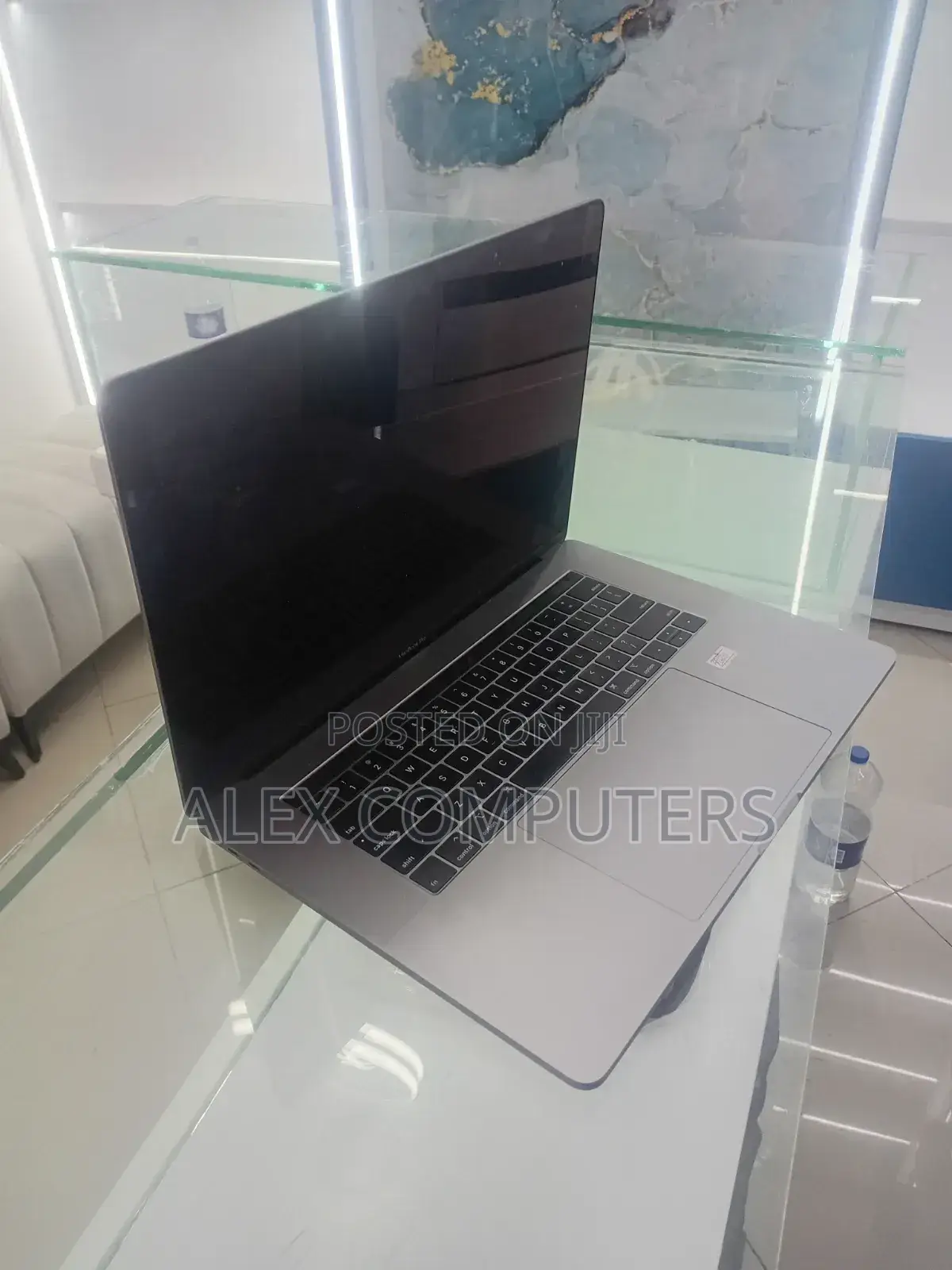 New Laptop Apple MacBook Pro 2018 16GB Intel Core i7 SSD 512GB
