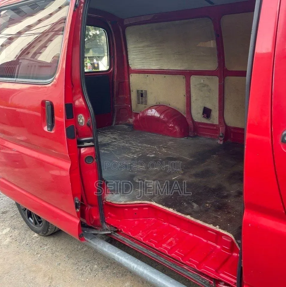 Toyota HiAce 2011 Red