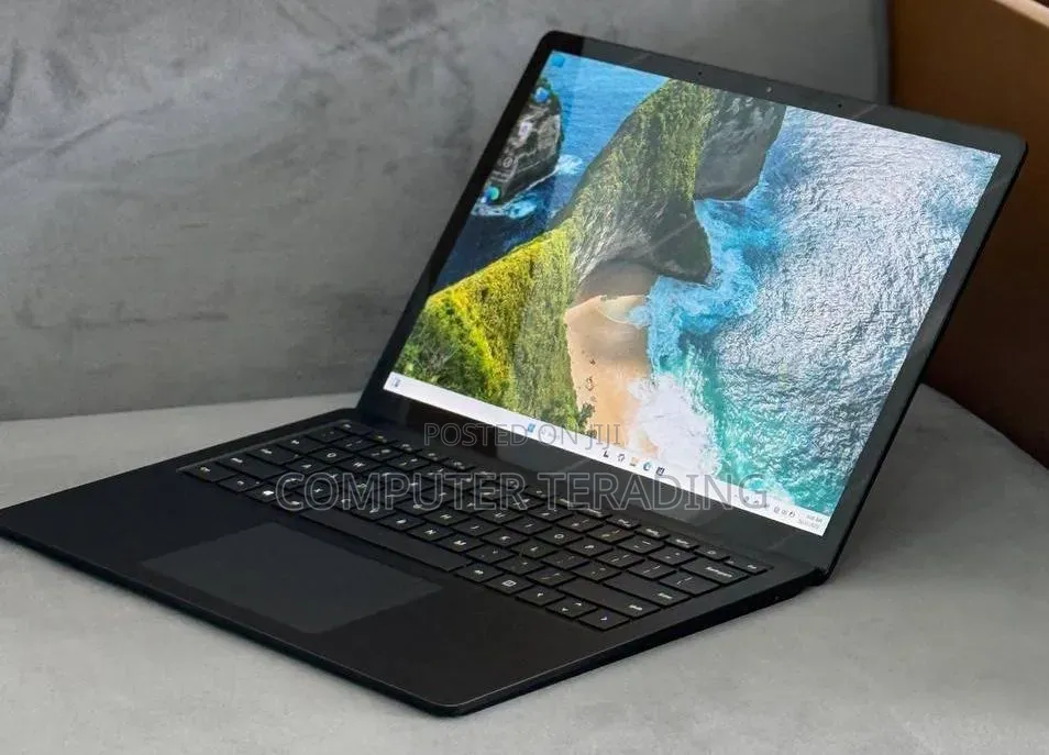 New Laptop Microsoft Surface Laptop 2 8GB Intel Core i5 SSD 256GB