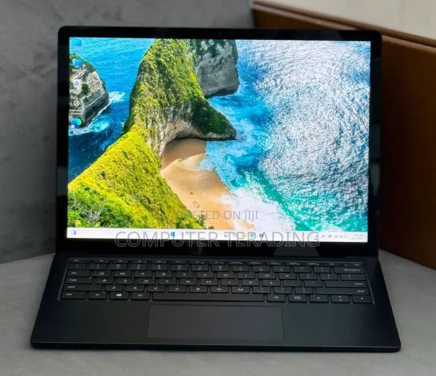New Laptop Microsoft Surface Laptop 2 8GB Intel Core i5 SSD 256GB