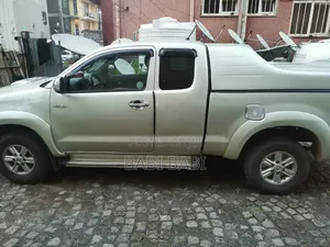 Toyota Hilux 2012 Gold