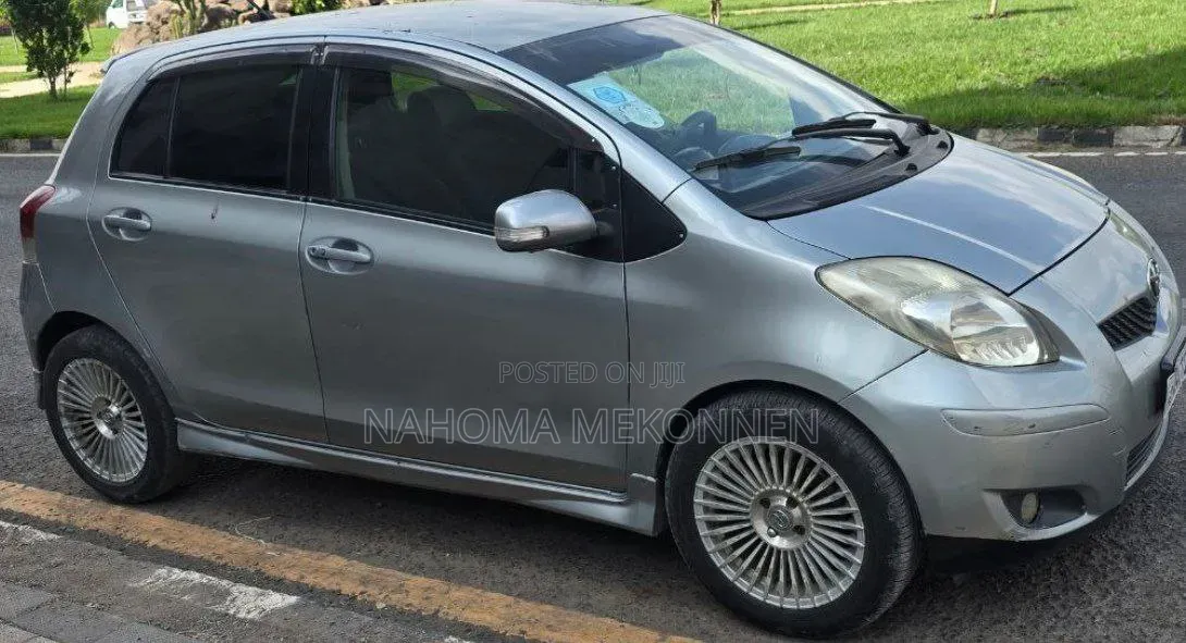 Toyota Yaris 2010 Gray