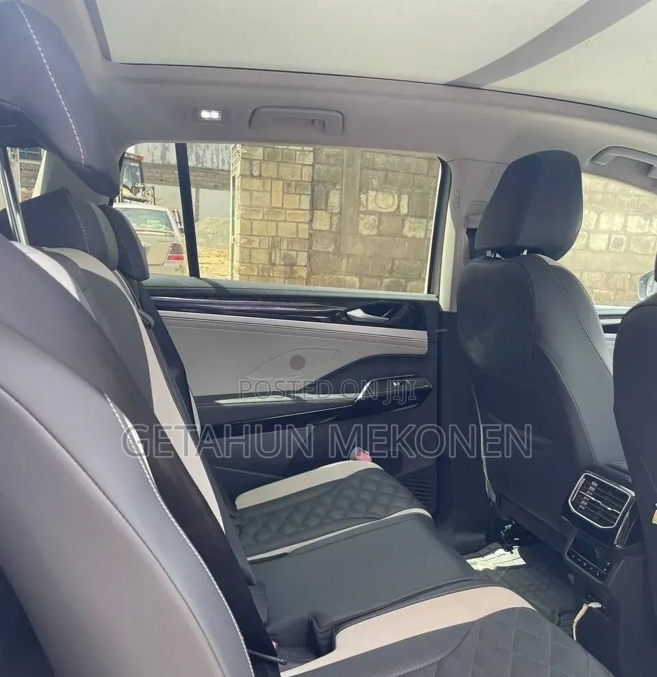 Volkswagen ID.6 2024 Gold