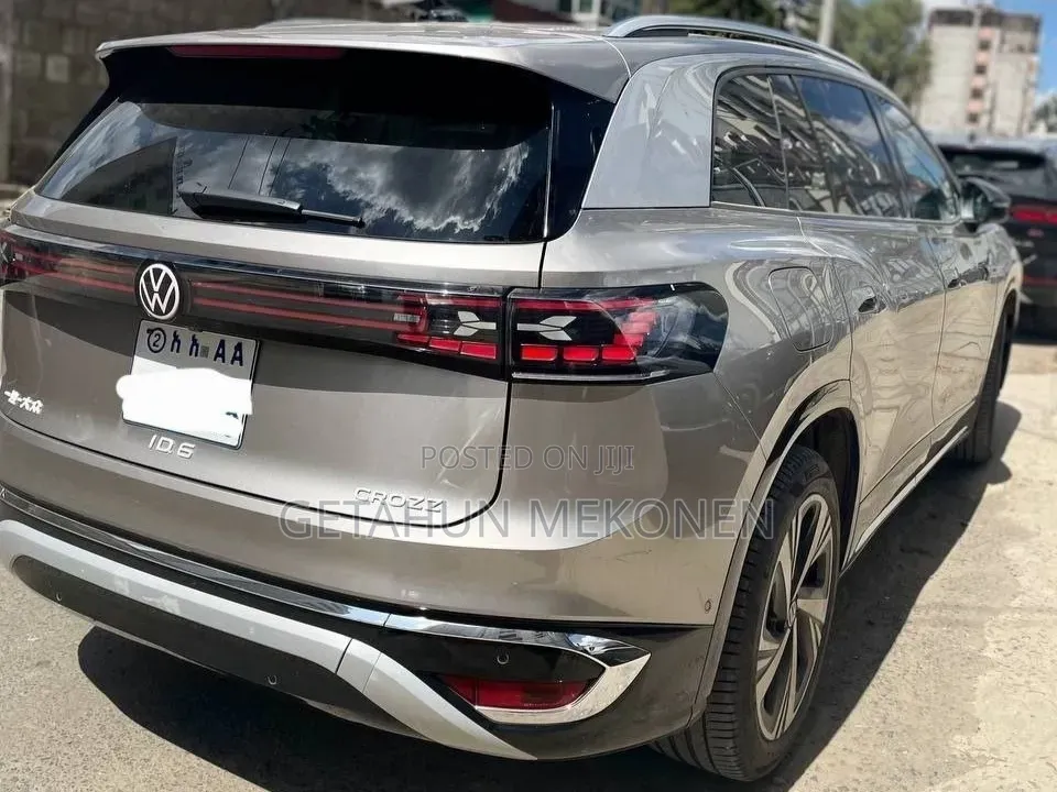 Volkswagen ID.6 2024 Gold
