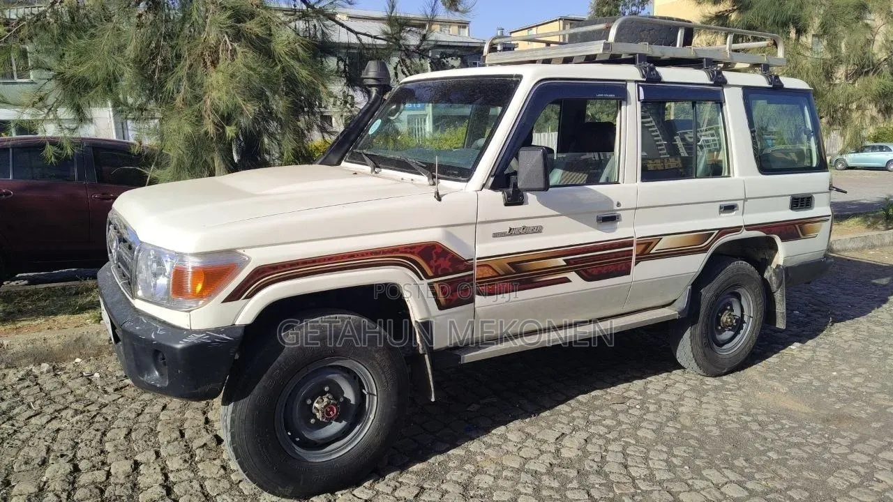 Toyota Land Cruiser 2011 White
