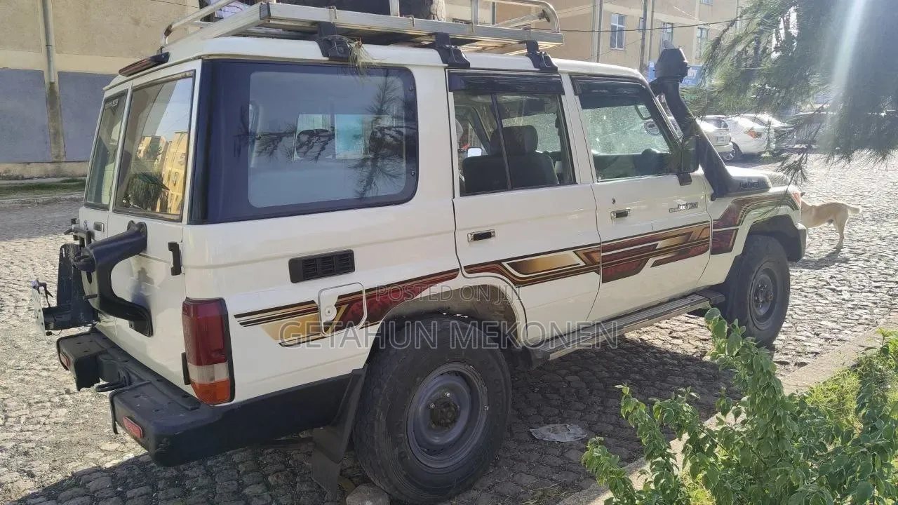 Toyota Land Cruiser 2011 White