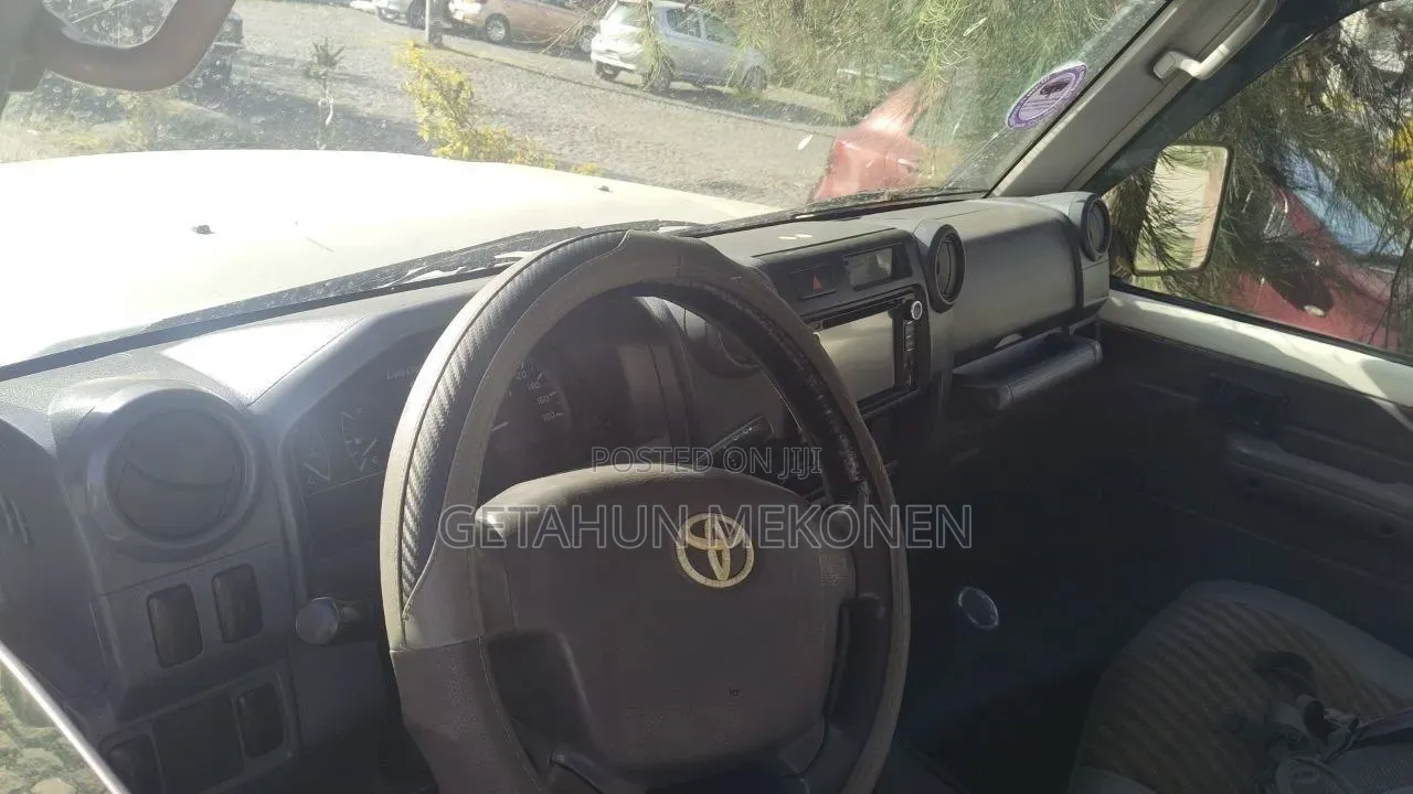 Toyota Land Cruiser 2011 White