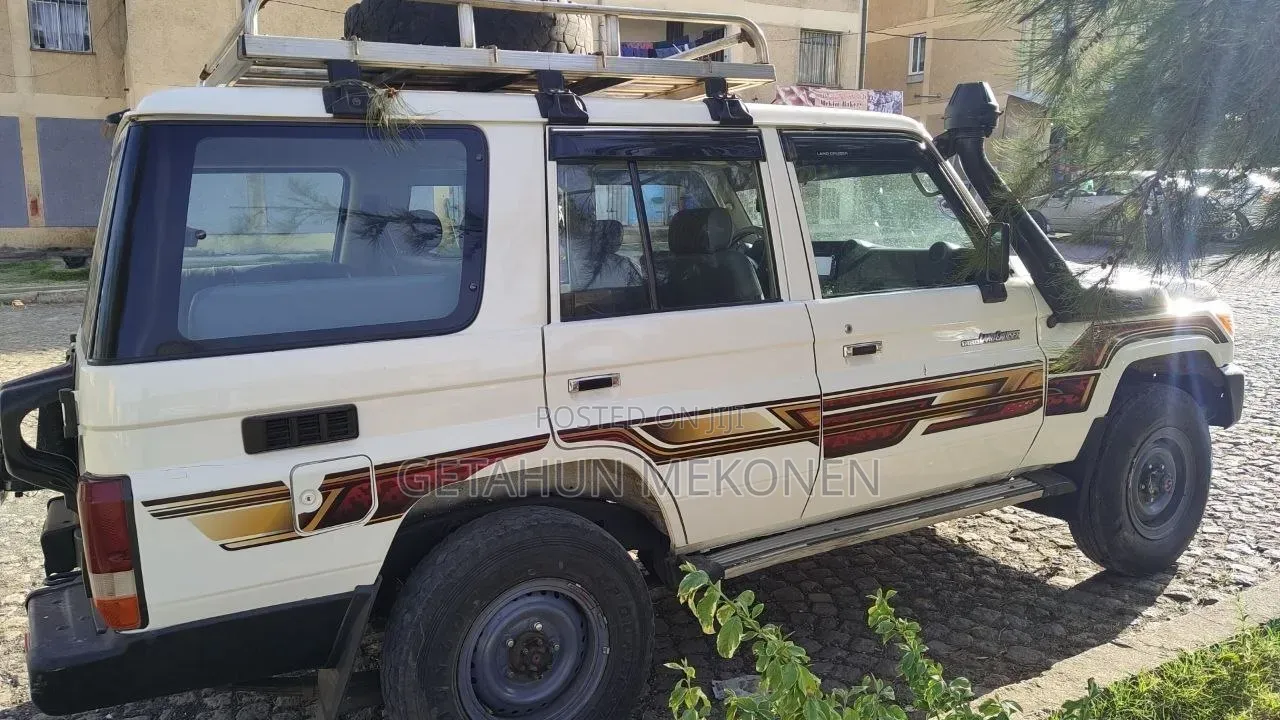 Toyota Land Cruiser 2011 White