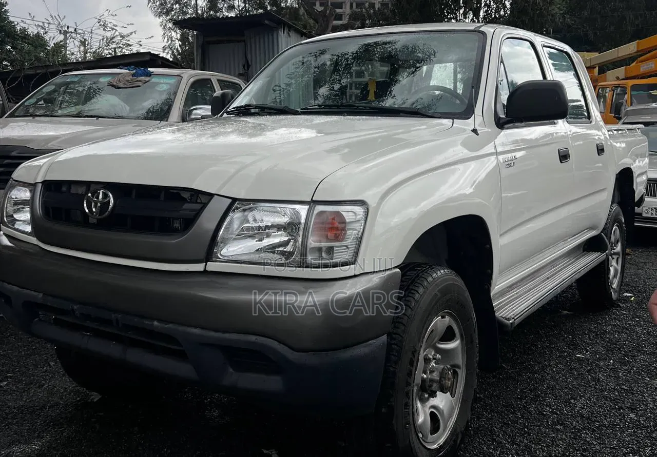 Toyota Hilux 2003 White