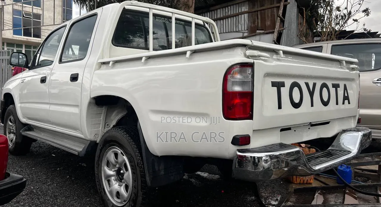 Toyota Hilux 2003 White
