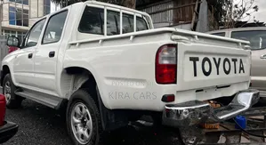 Toyota Hilux 2003 White