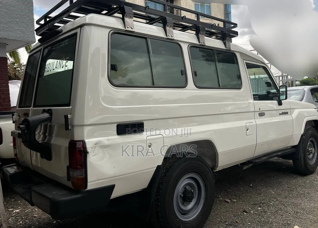 Toyota Land Cruiser 2010 White