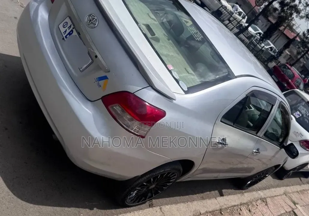 Toyota Belta 2011 Silver