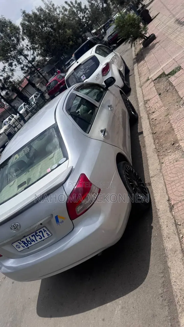 Toyota Belta 2011 Silver