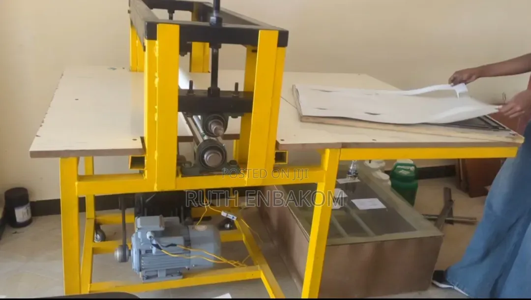 Packaging Machine With Cutters And Silk Screen