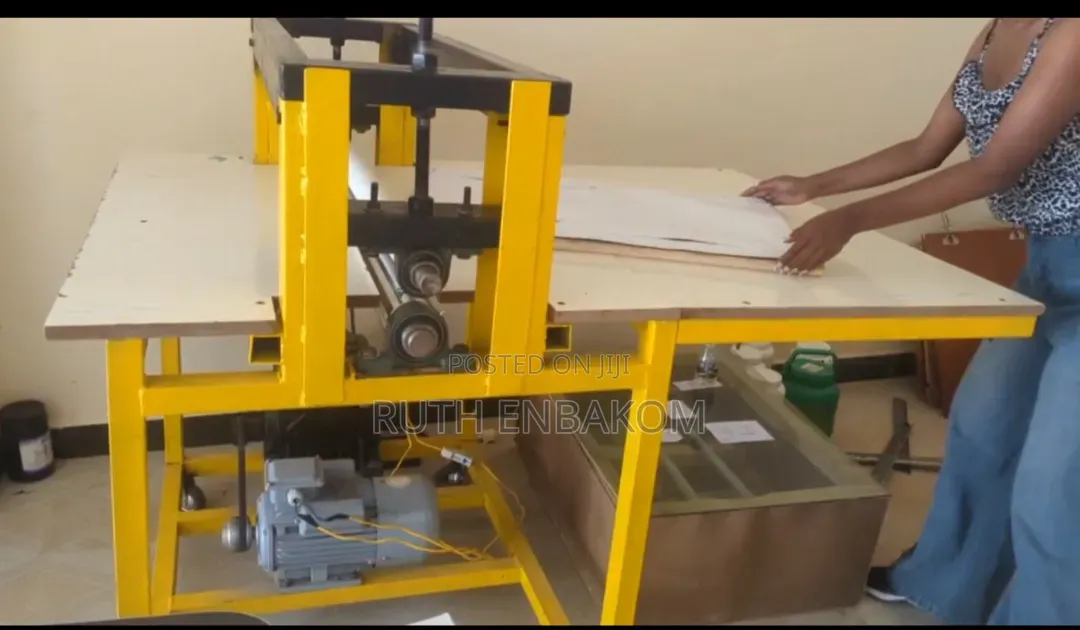 Packaging Machine With Cutters And Silk Screen