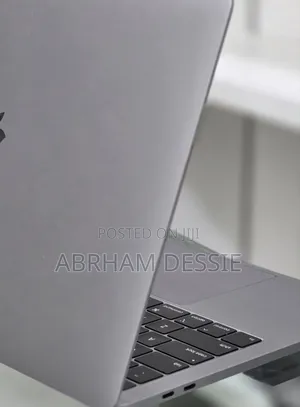 New Laptop Apple MacBook Pro 2019 16GB Intel Core i7 SSD 256GB