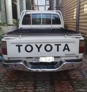Toyota Hilux 1998 White