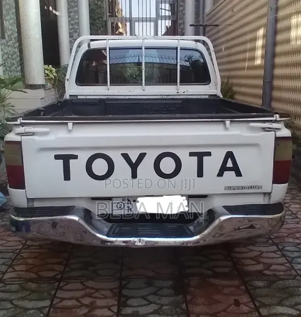 Toyota Hilux 1998 White