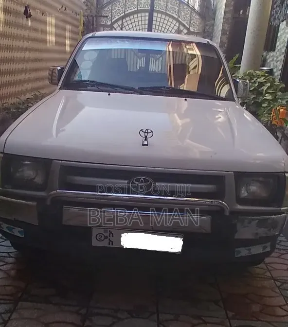 Toyota Hilux 1998 White
