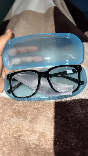 -2.00 Prescription Glasses እጄ ላይ አለ ከ ሩቅ ለማየት የሚቸግራቹ እና በሀኪም የታዘዘላቹ