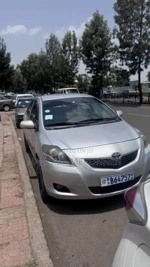 Toyota Belta 2011 Silver