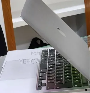New Laptop Apple MacBook Pro 2020 8GB Intel Core i5 SSD 512GB