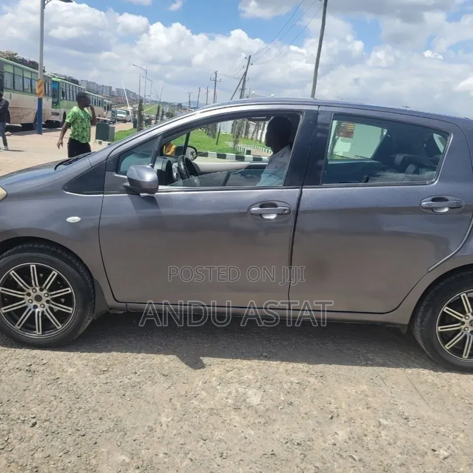 Toyota Yaris L Hatchback 5dr 2012 Gray